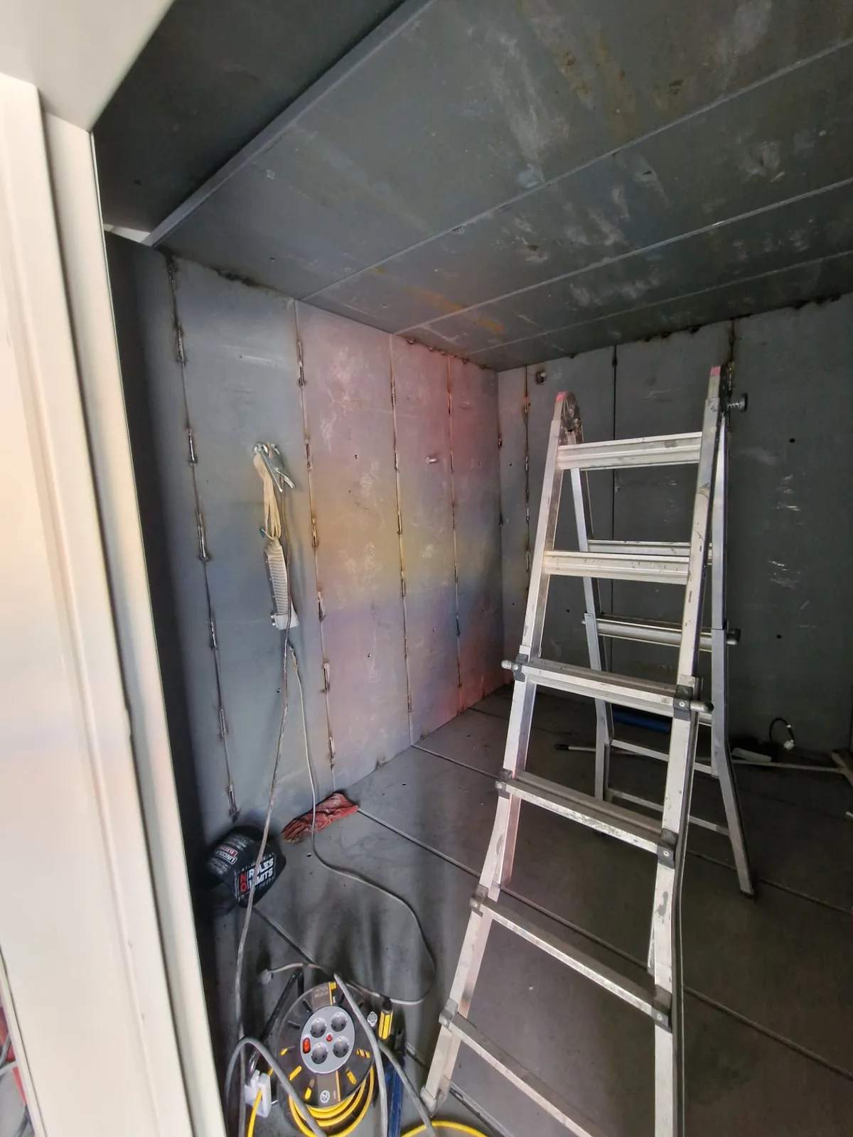 Interior de cámara acorazada modular durante el montaje