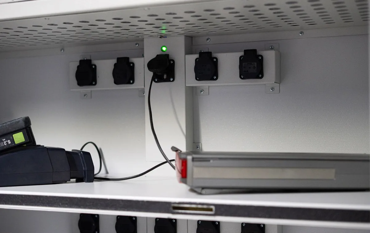 Sistema de carga interior con tomas eléctricas en armario Batteryguard